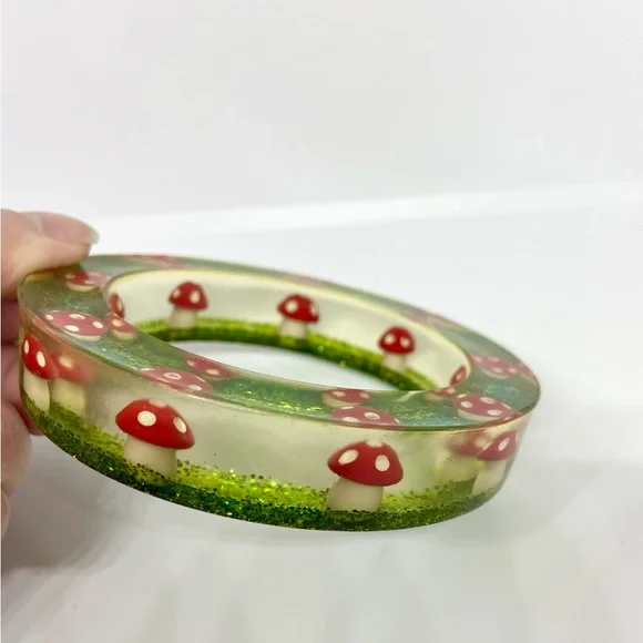 Vintage Red and White Toadstool Mushrooms Lucite Bangle Bracelet Green Sparkles - Picture 6 of 9